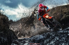 飞鲸体育直播-中超联赛裁判薪资：中超联赛裁判员的薪资水平与职业待遇